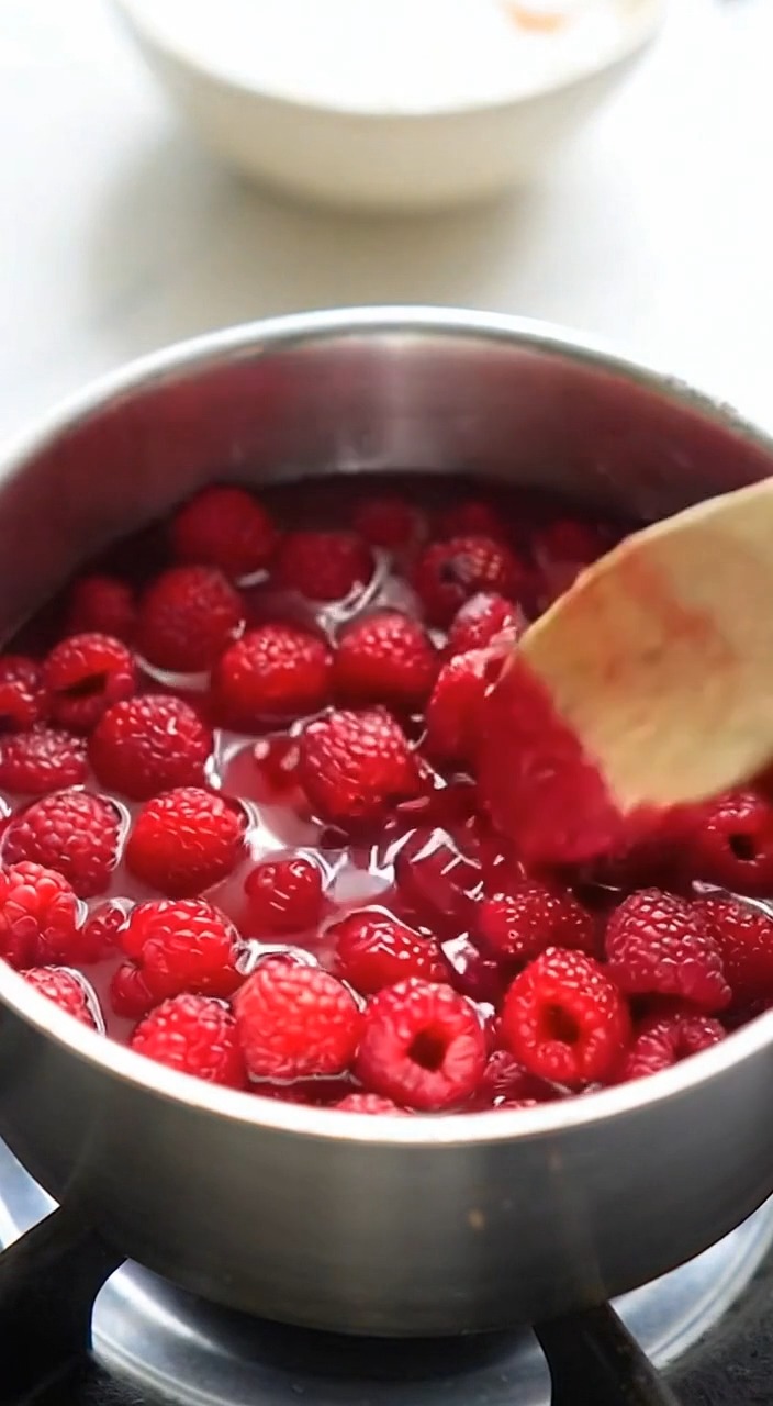Quick Recipe: Raspberry Vanilla Layer Cake 🍰🍓 Light, fluffy vanilla ...
