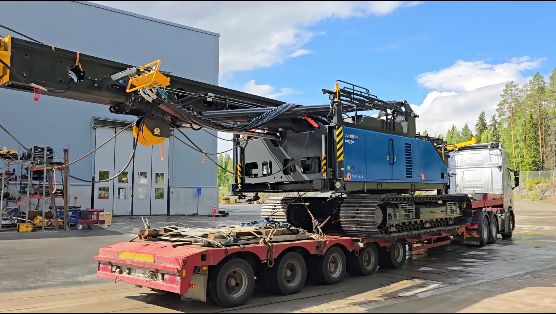 Shipment Alert - A brand-new, beautiful blue Junttan PM25H pile driving ...