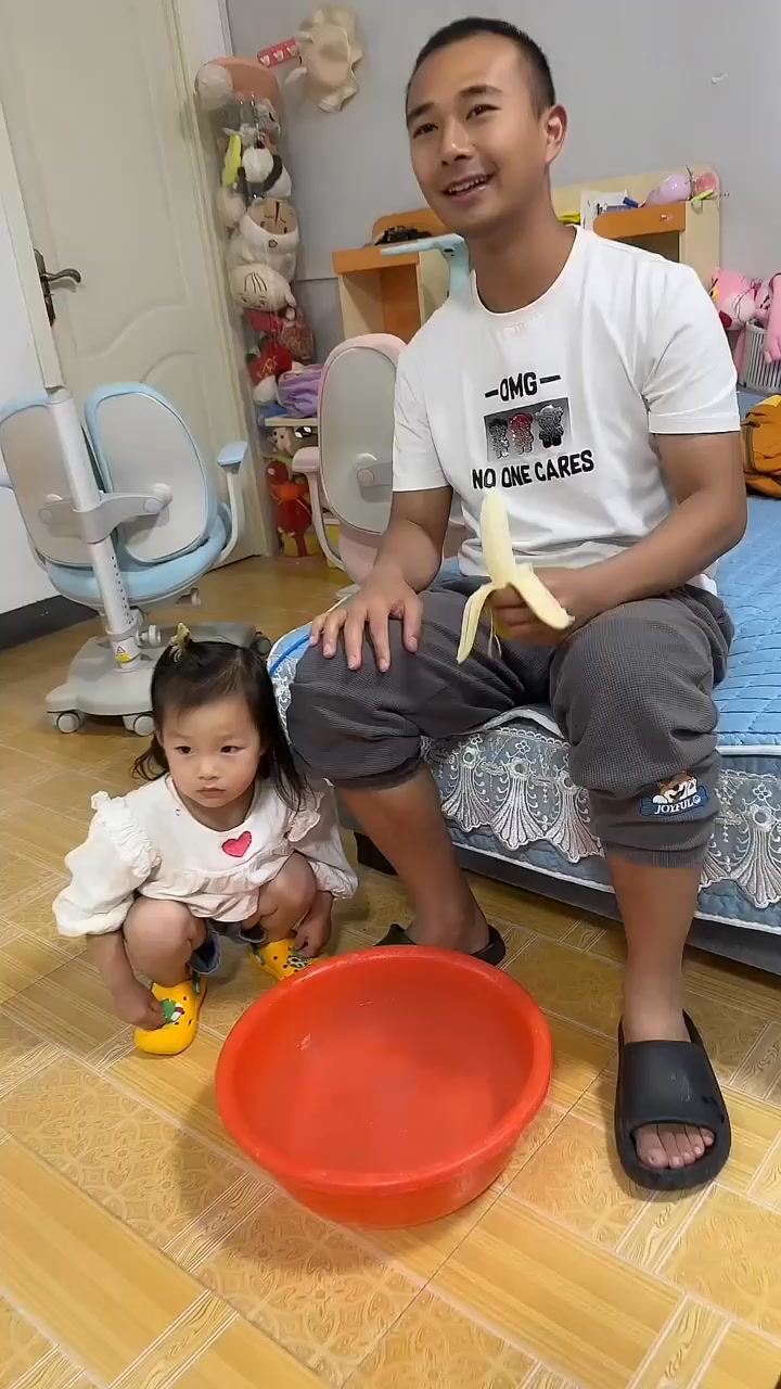 这爹怕不是傻子吧！咱也不知道这爷俩在看啥！没想到还是闺女反应快呀！不能浪费… | 大国王和小国王 | Facebook