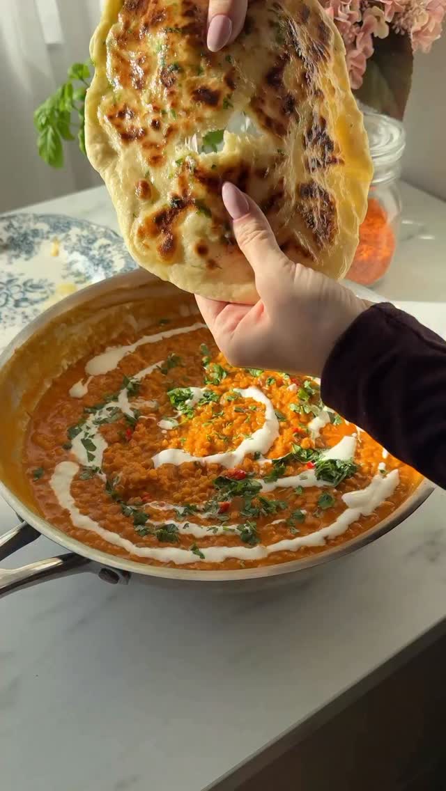 Linsgryta med ostfyllda naanbröd penslade med vitlökssmör 💚 Recept för ...