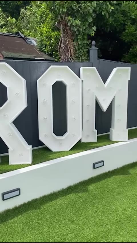 PROM 🍾 4ft letters/numbers by us stunning flower wall & balloon display ...