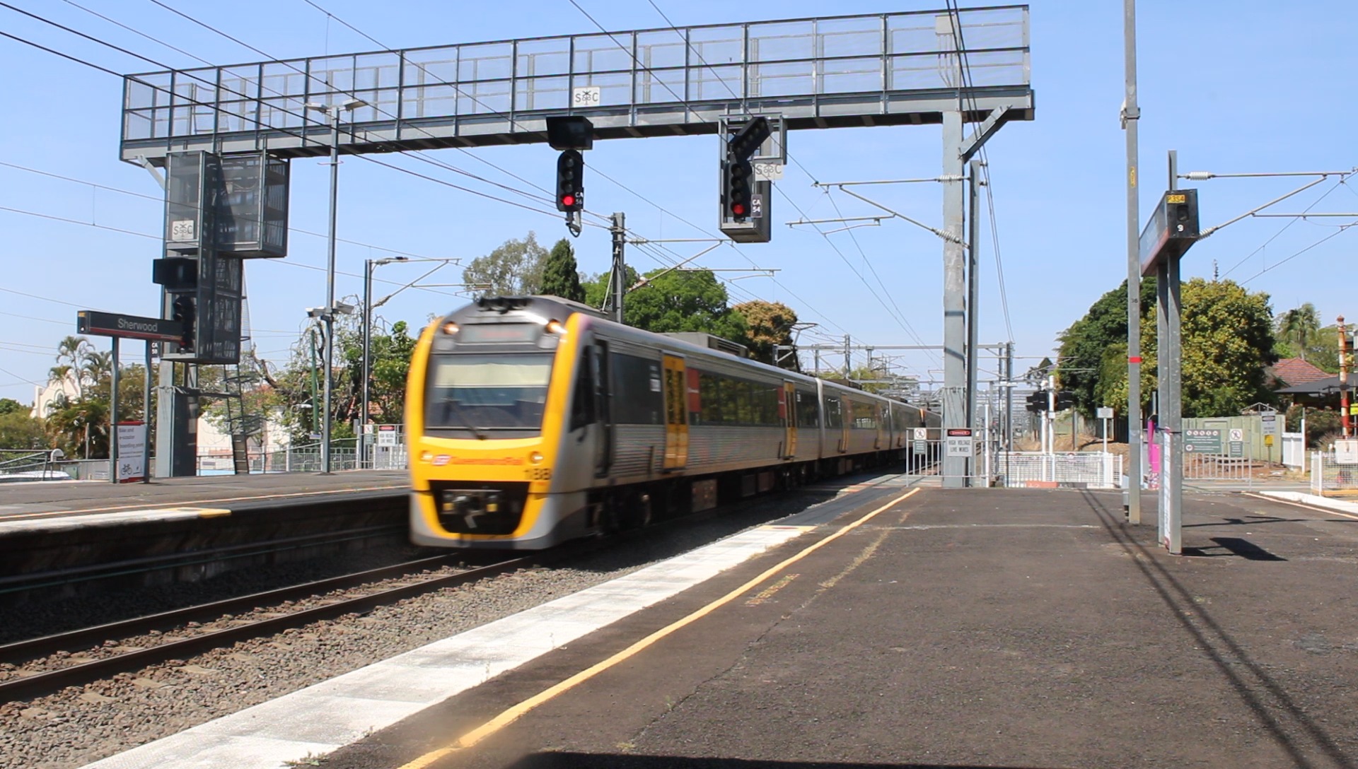 IMU pair 188 and 181 on a Caboolture service arrive into Sherwood 06.10 ...