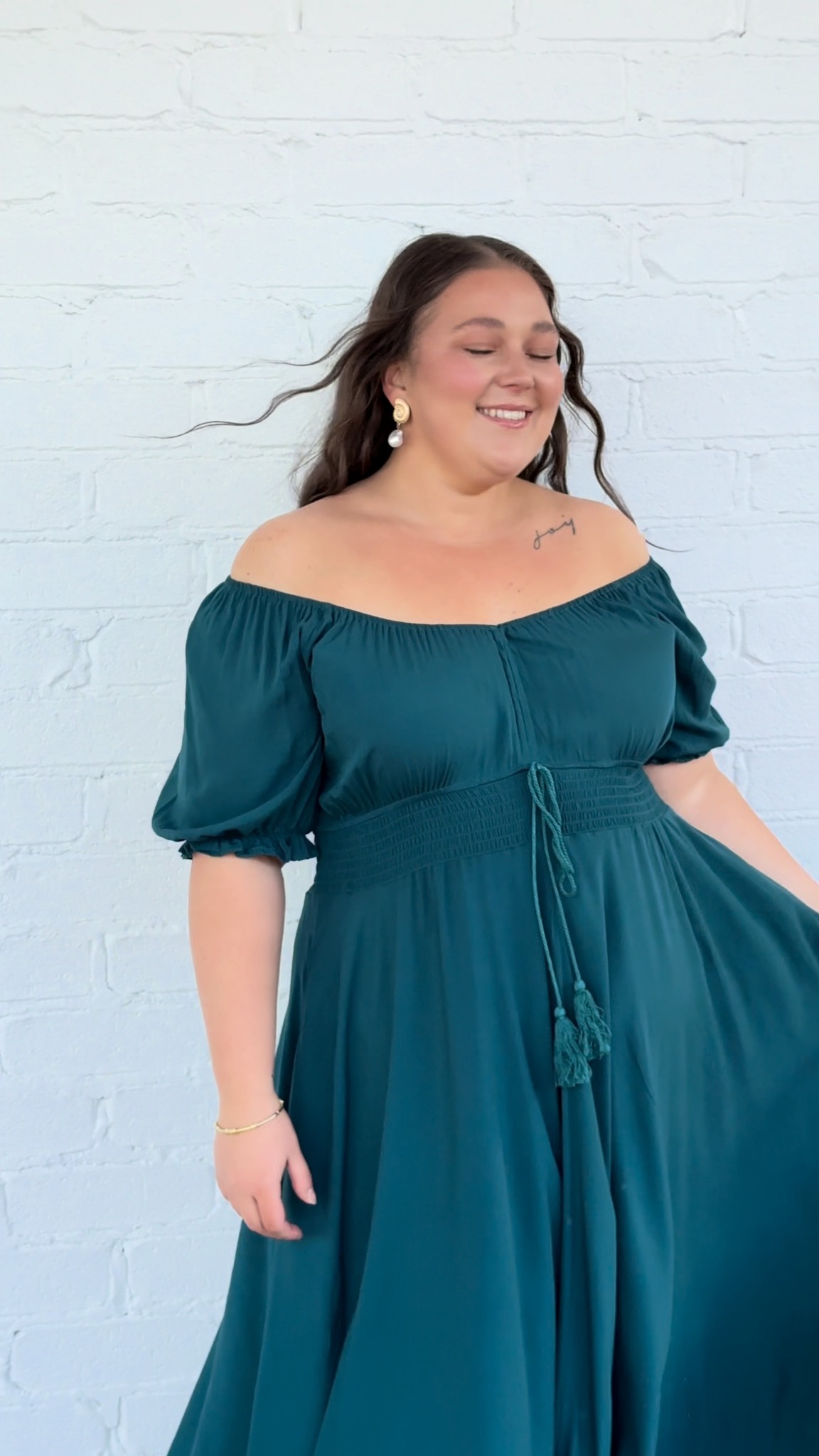 is eliza's dress blue or green ICYMI! Two new colours of the Eliza just dropped, and this Emerald freaking STUNNING 👑 The ultimate twirl-worthy, princess-fantasy dress. Now in 4 colours online, because once you have SIZES:00 Twisted shoulder dress– Róhe collections:plunge The colors arent as