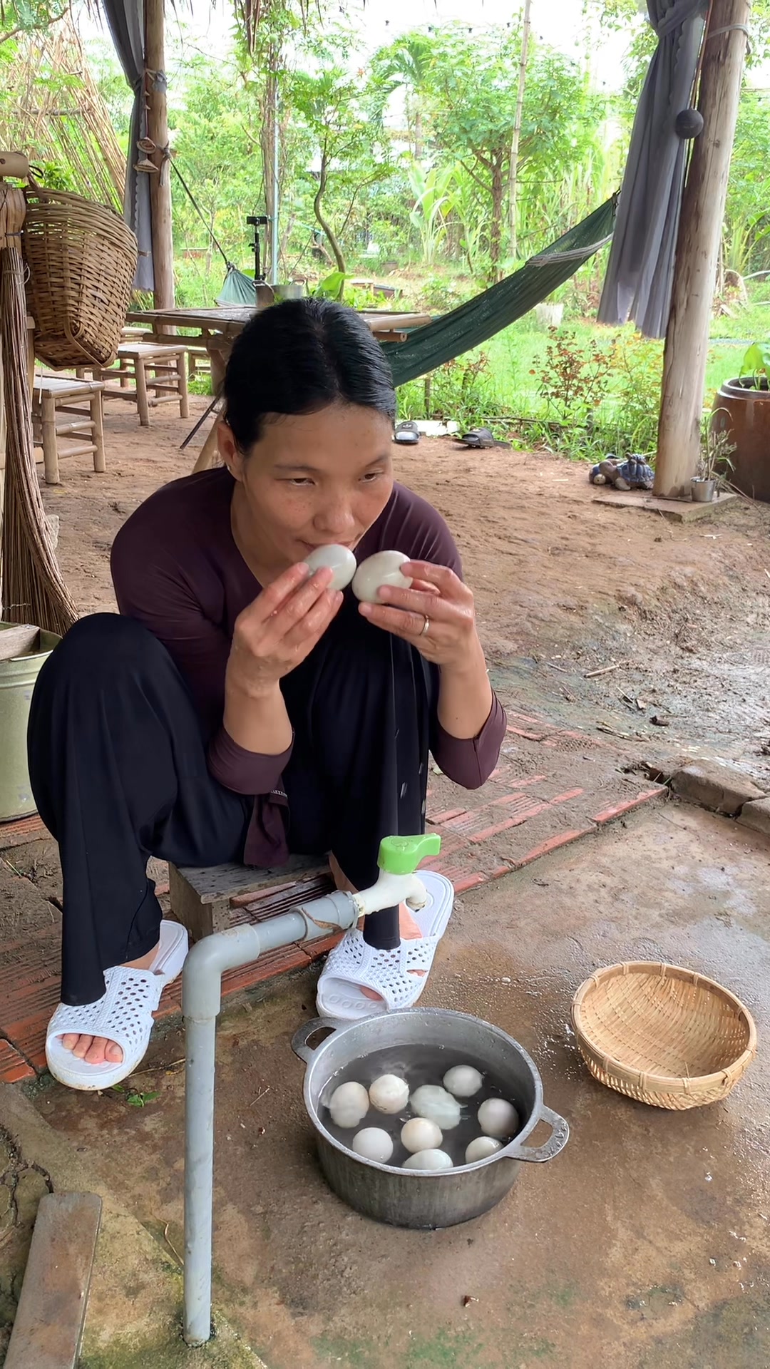 Nay em Phương ra chợ mua được mớ hột vịt thúi vang động trời mây về ...
