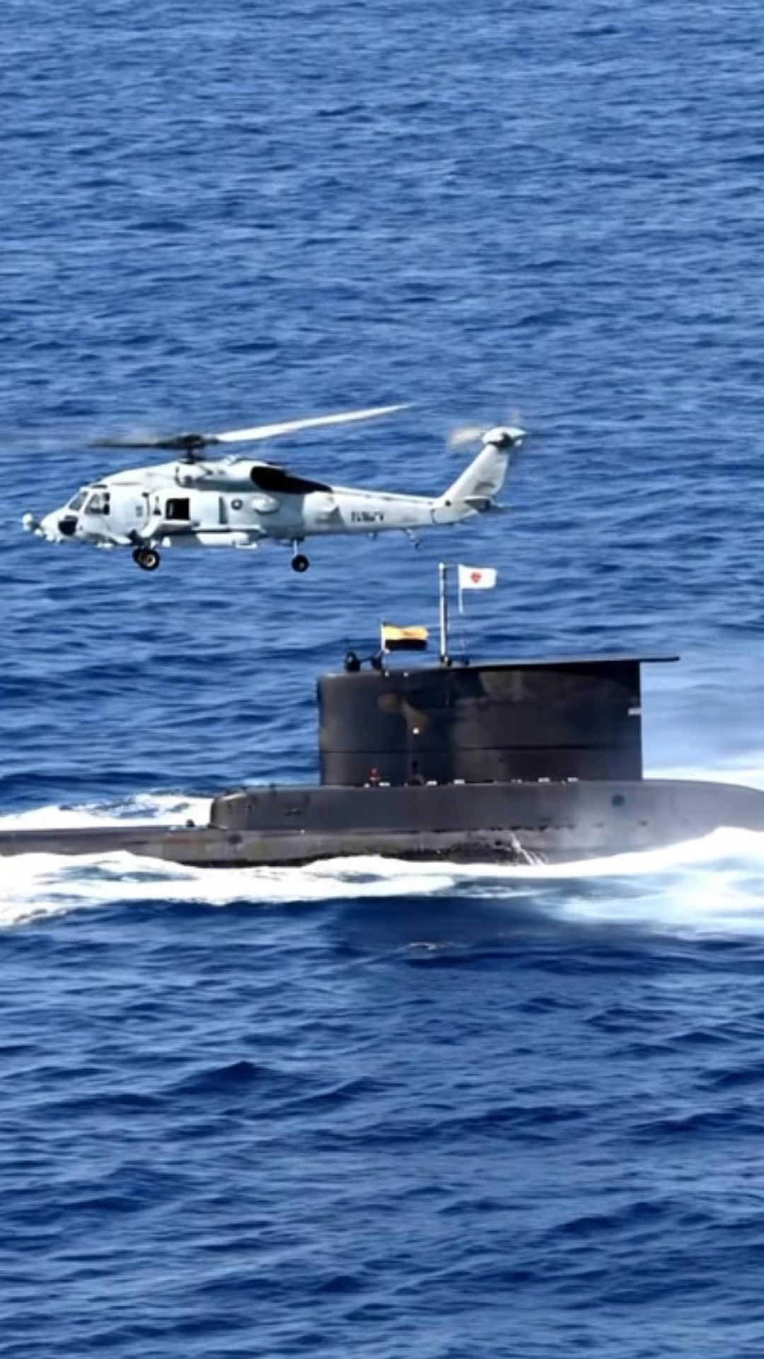 A stunning encounter in the open ocean! An MH-60R Seahawk helicopter ...