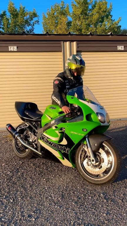 The ZX-7R wasn't fast… it was ANGRY 😤💚 Steel frame. Ram air