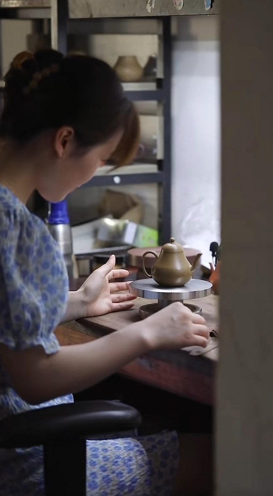 This Traditional Siting Teapot Technique Is Mesmerizing… Just Watch ...