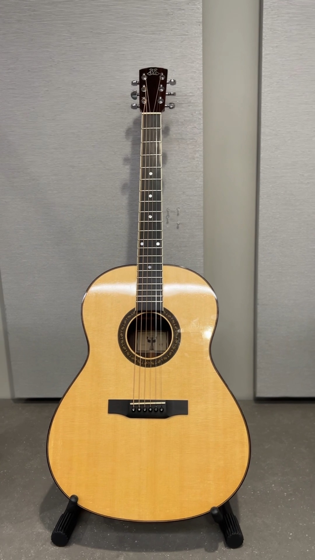 Larrivee L09 acoustic guitar details and history