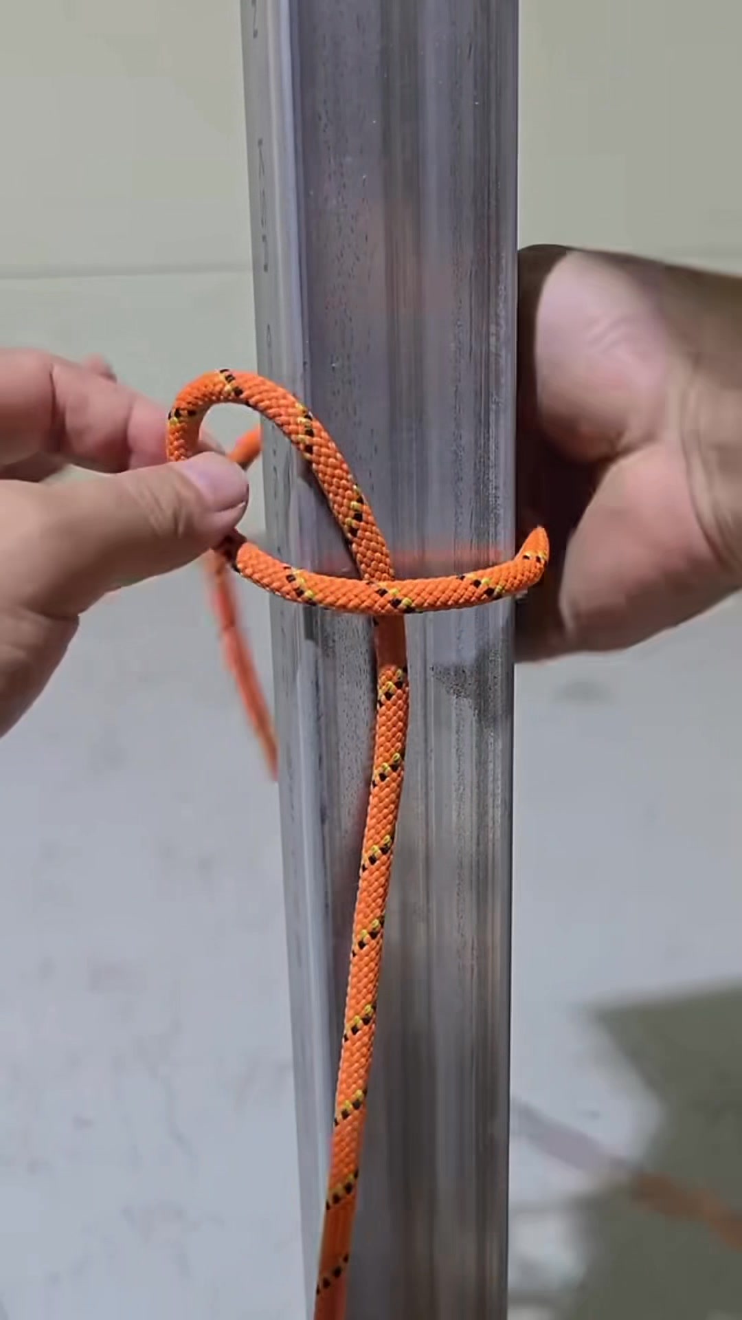 A great tip for securing a rope to a square post. #GeniusDIYProjects # ...