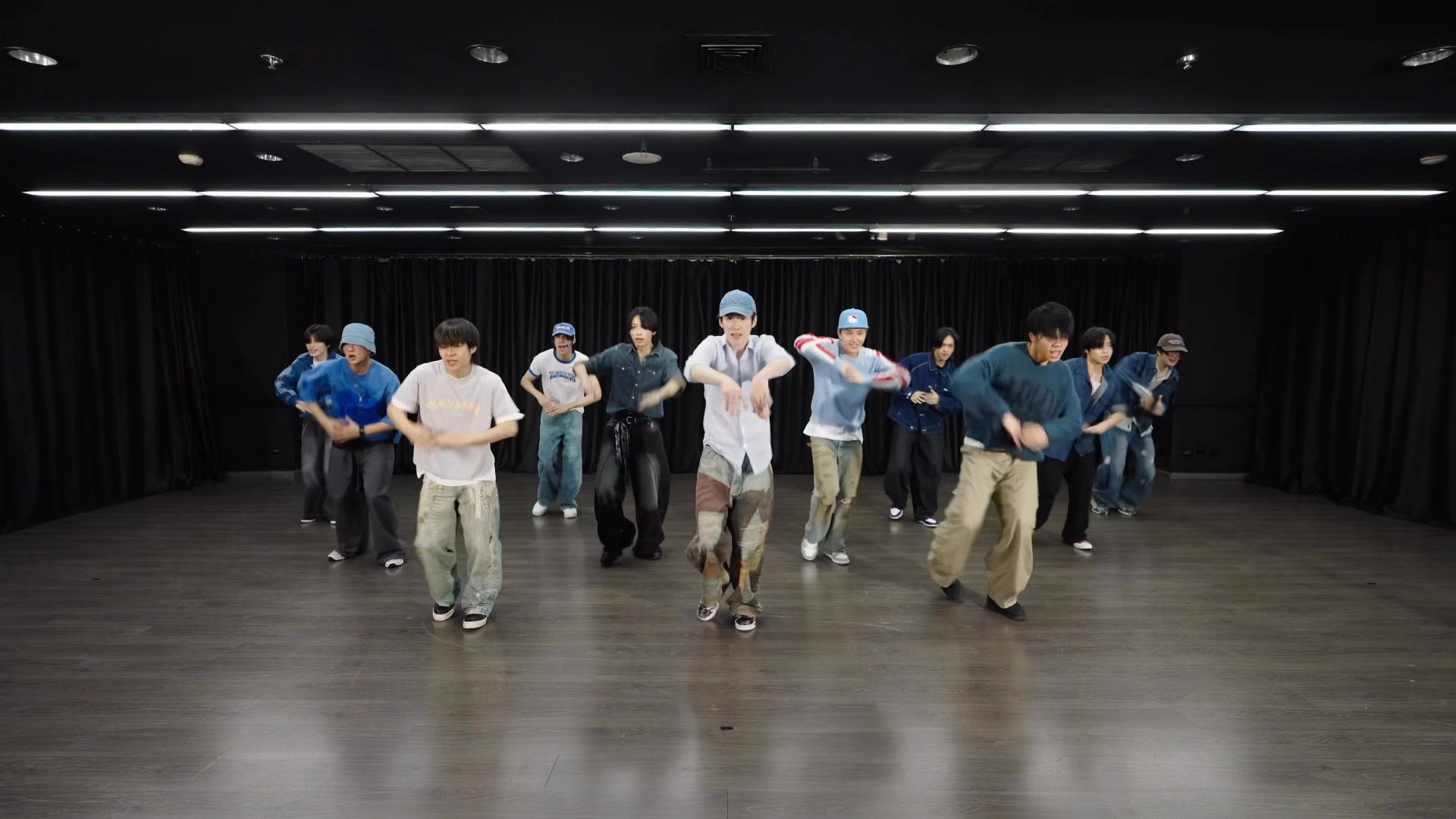BUS 'So Blue' DANCE PRACTICE (Dance Studio Version) 🔗: https://youtu.be ...