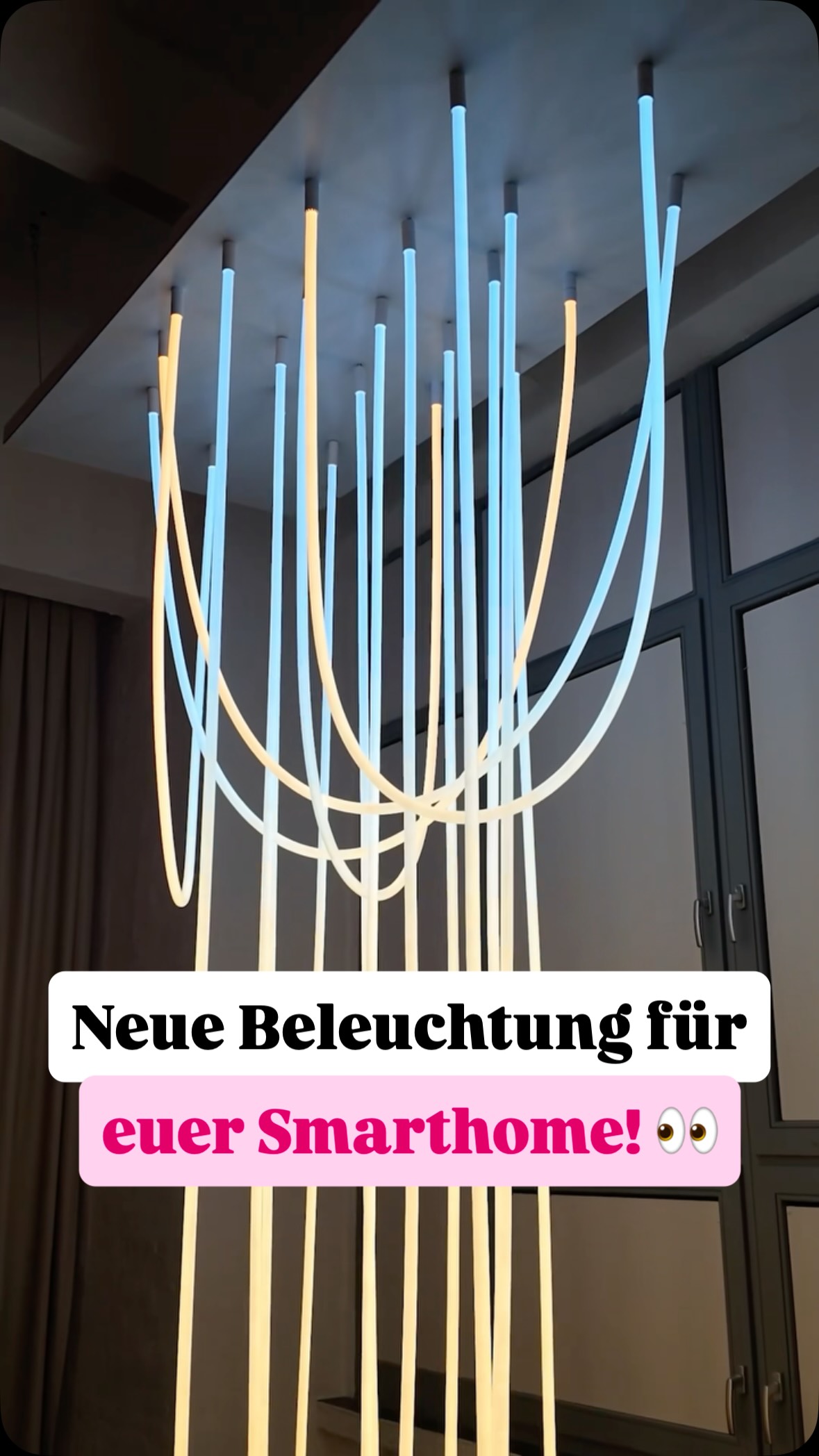 Philips Hue hat die smarte Beleuchtung zur IFA ordentlich erweitert! 📺✨, Die Highlights auf einen Blick:, 👁️ Hue ScreenSynch: Erstes eigenes Kamerasystem für den TV. Die Fisheye-Kamera analysiert