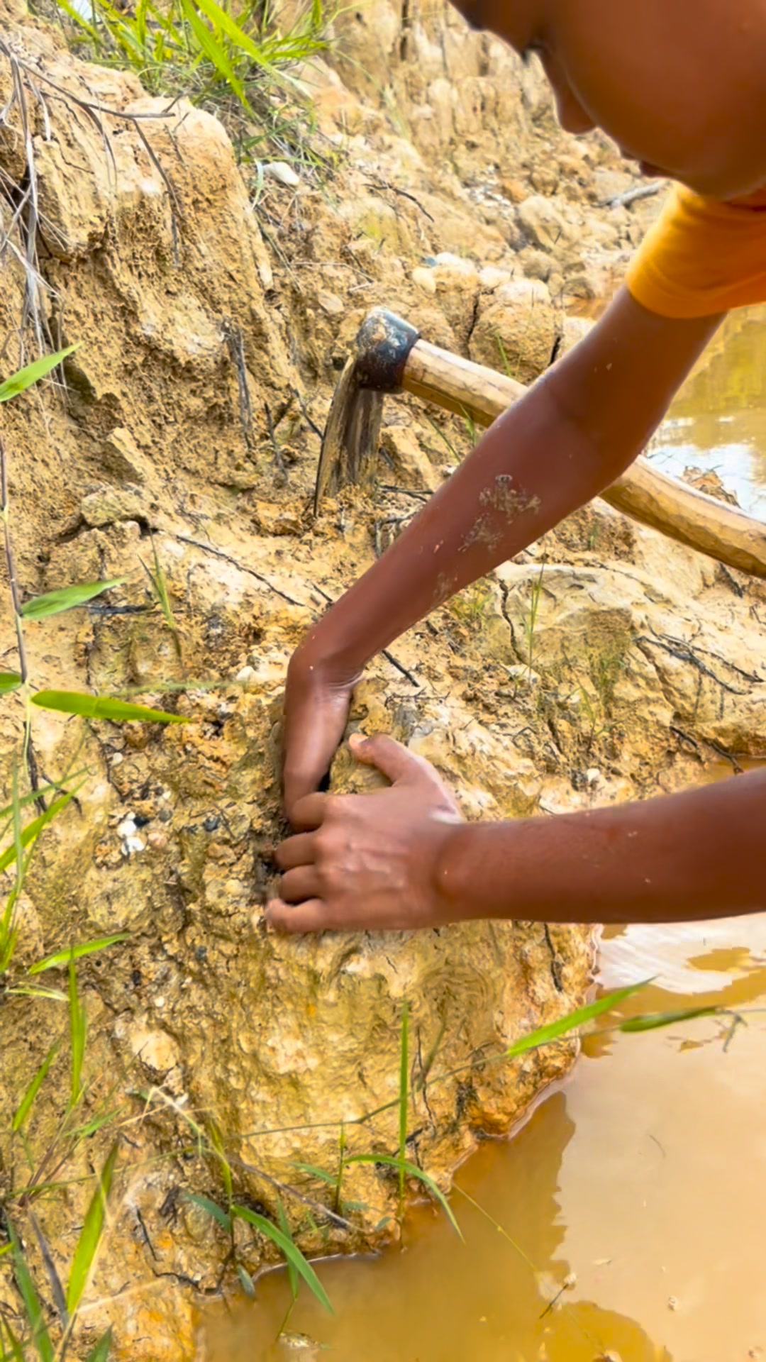 The process of finding gold | finding gold in bedrock fragments ...