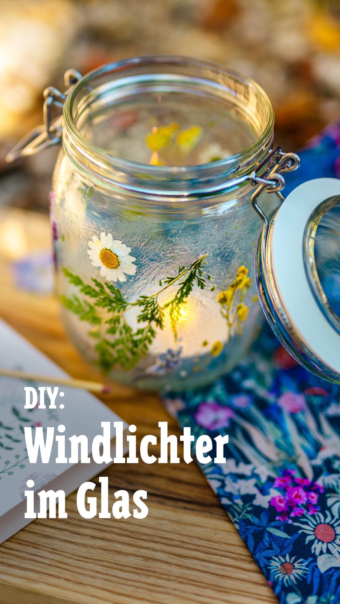Für dieses Natur-Windlicht braucht ihr nur ein Glas, gepresste Blüten und Blätter, etwas Bastelkleber, und ein Teelicht., 🌼 Kleine Blüten und Blätter im Wald sammeln, 🌼 Zwischen Papier pressen und gut