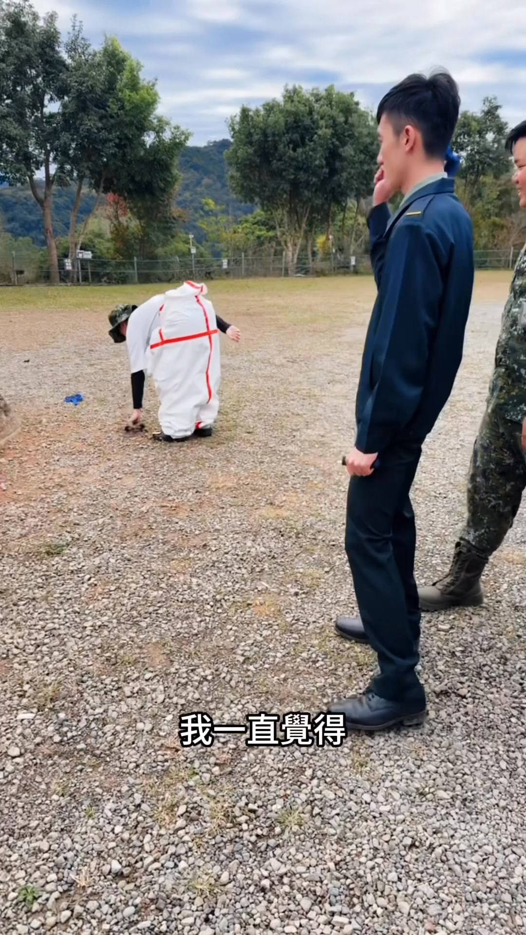關於過節————— 如果你也曾在節日裡， 一邊過節， 一邊偷偷覺得自己很孤單—— 這支影片，留給你。 #過節日 #露營 #角色扮演 #朋友第 ...