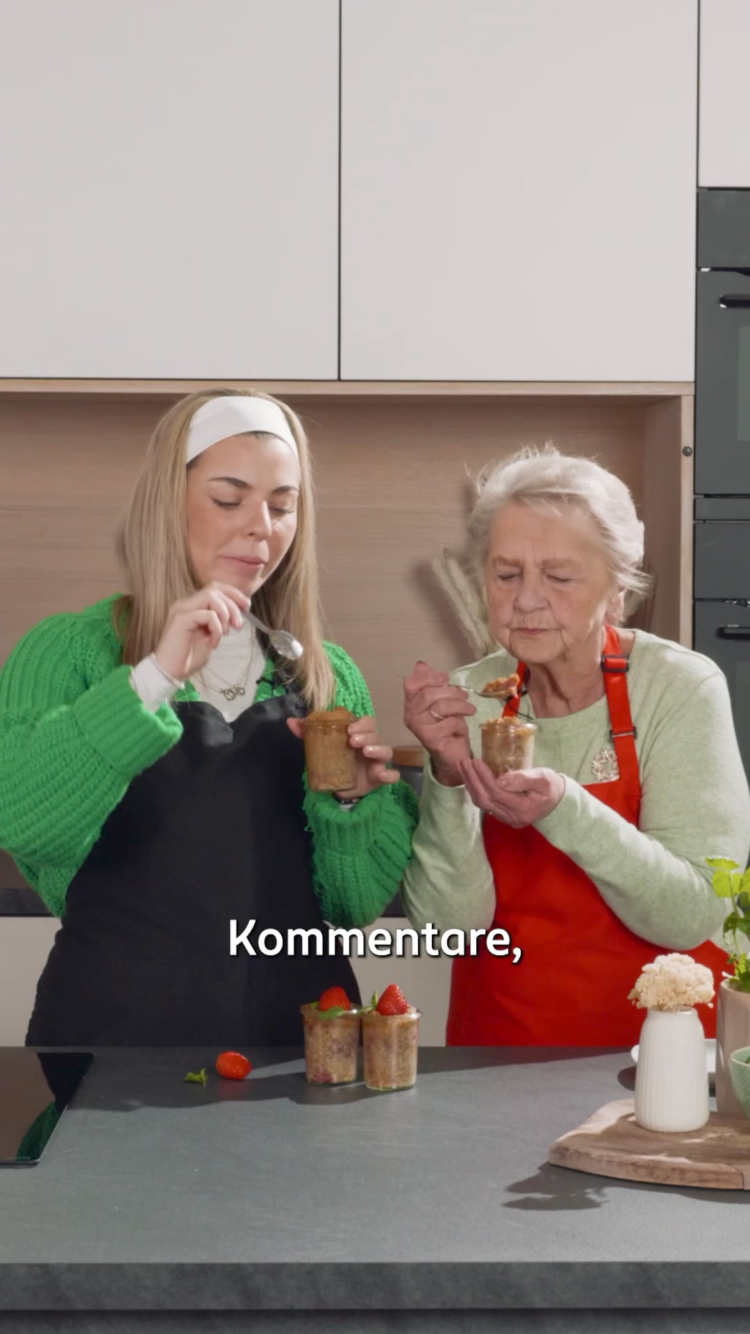 Wahnsinn, wie lecker das war!😍 Oma Heidi und Hannah haben Erbeerküchlein im Weckglas gezaubert. 🍓❤️, Folgende Zutaten werden benötigt: , 🍓100 g enerBiO Mandeln,, 🍓180 g enerBiO Ghee,, 🍓100 g enerBiO