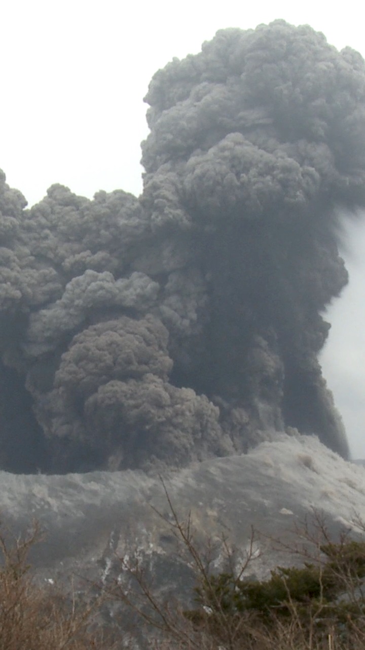 AND THEN THE MOUNTAIN EXPLODED 🌋😳 I was right next to Shinmoedake ...