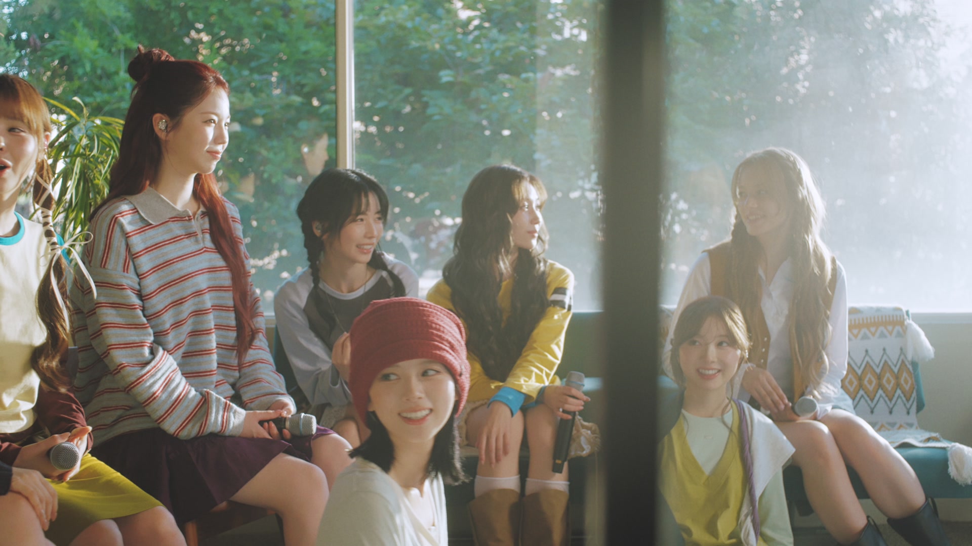 NiziU のオリジナルラベルドリンクが 5/29(金)より全国の専用自動販売