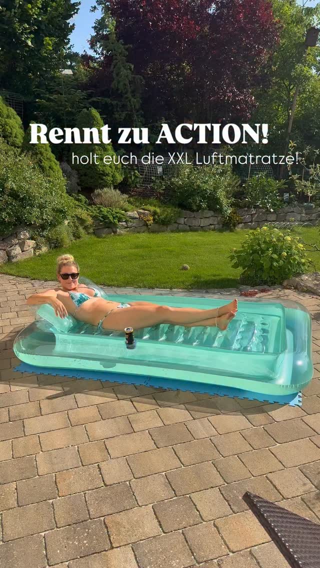Rennt zu @action.deutschland und holt euch diese geniale XXL Luftmatratze!😍👙🌊⛱️🌴☀️, Der Preis ist unschlagbar! Ihr könnt sie mit Wasser befüllen und habt dann einen Mini Pool! Gleichzeitig Sonnen und