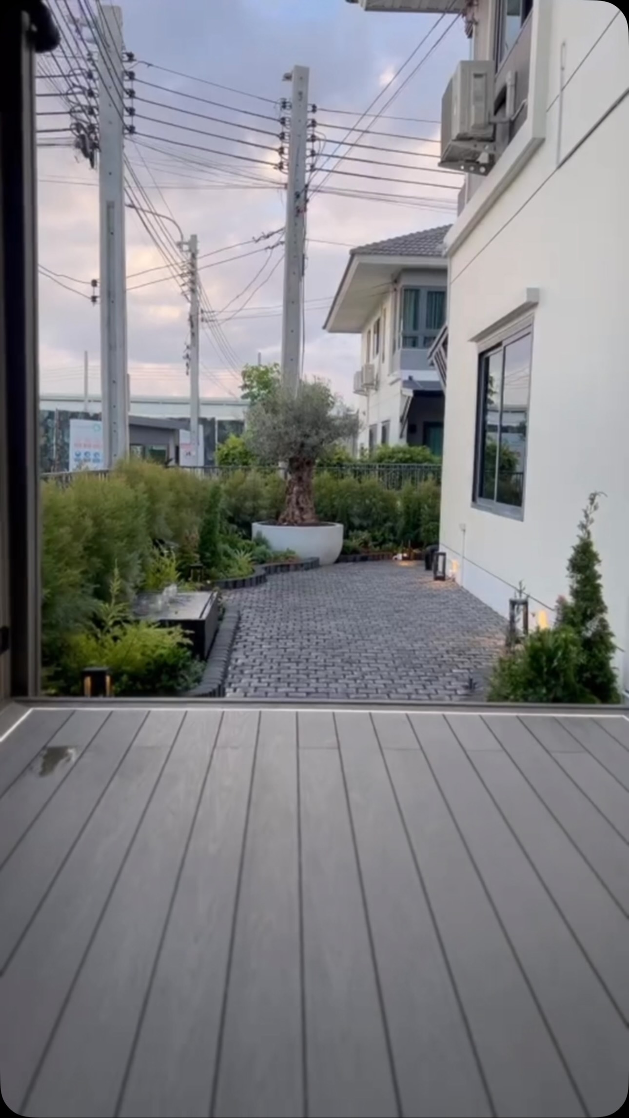 DISCOVERED GORGEOUS & BIG OUTDOOR LIFE二個 greyhouse1986 #บ้านหรู #สวนยุโรป