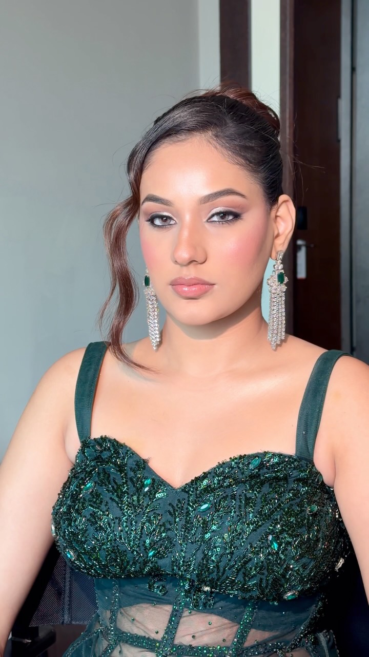 best makeup for dark green dress Not just makeup, it’s the whole mood ! ❤️✨, Mya- Aditi Dubey Aditi Dubey , #CocktailGlam, #GlamMakeup, #MakeupArtistIndia, #DelhiMakeupArtist, #makeuptransformation , Mua , Delhi artist, BLUSH CORSET GOWN
