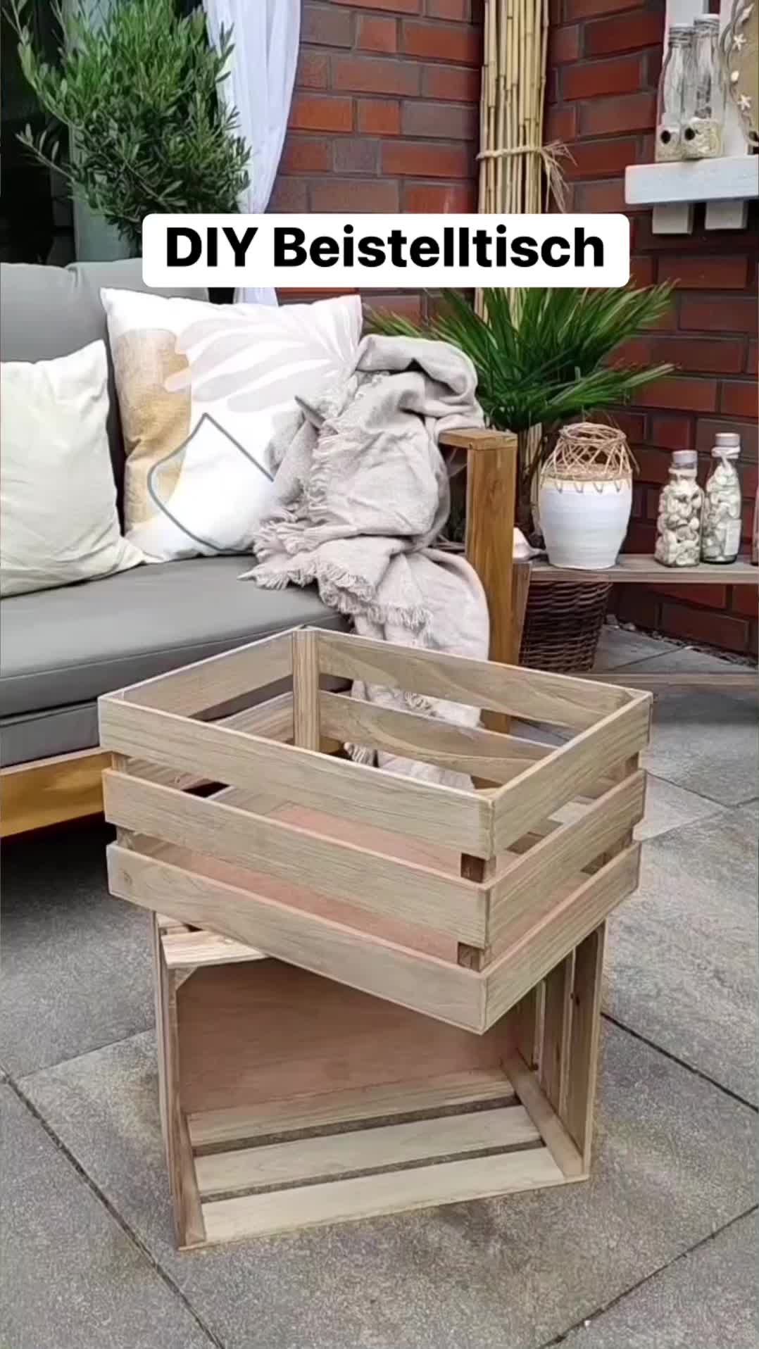 Im Handumdrehen hat die liebe @ninas_wohnwelt einen einfachen DIY-Tisch aus zwei Deko-Kisten gebaut. Was sagt Ihr zum Ergebnis? 🛠 #diyproject #diydesk #depot_online #dekoidee | DEPOT
