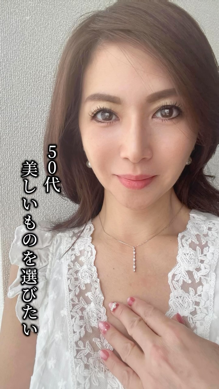 💎💎💎 胸元で美しく煌めくのは モアサナイト @lunnexo.jp 光を受ける