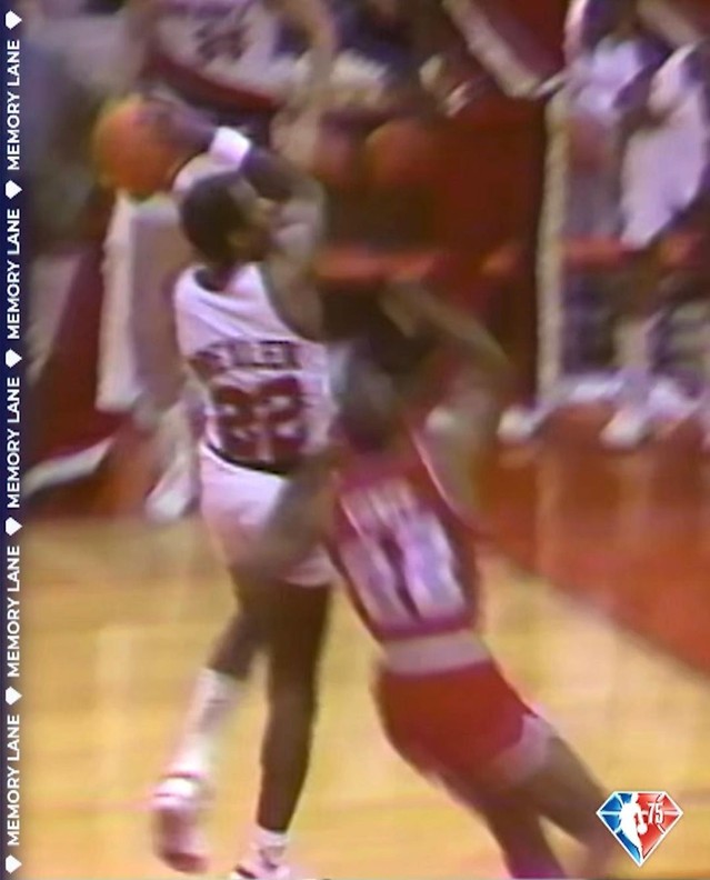 Neste dia, em 1988, Clyde Drexler roubava a bola e fazia a cesta