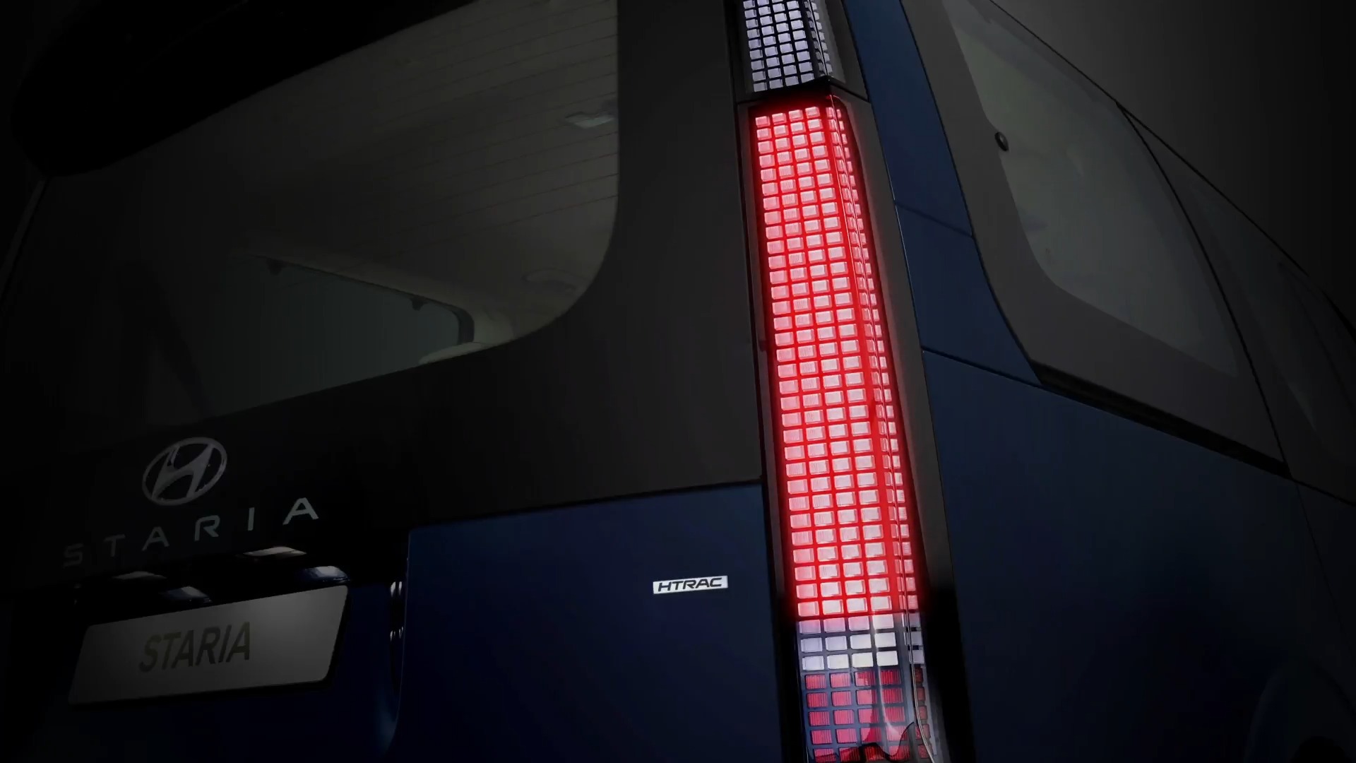 The STARIA's rear combination lamps are applied with Hyundai’s unique ...