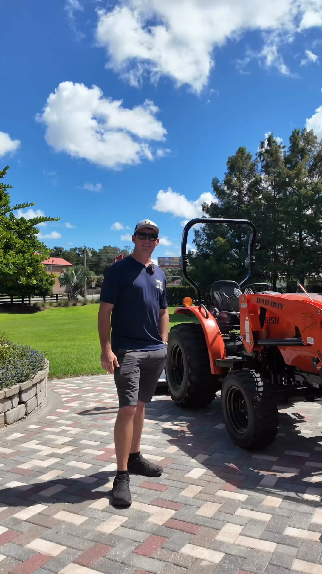 あ Check out the new Snapper T42 42-inch Lawn Tractor in action at