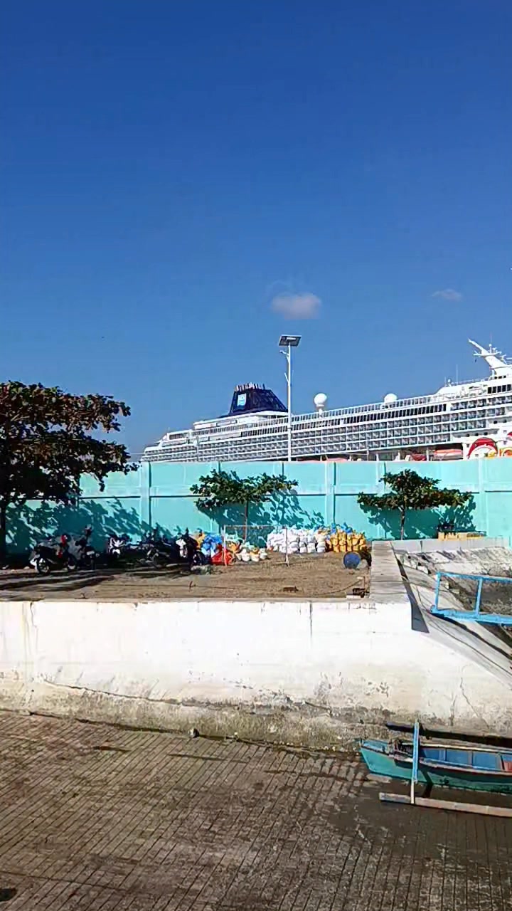 May Cruise ship na dumating now.😍 Mejo maliit ito sa nakaraan na ...