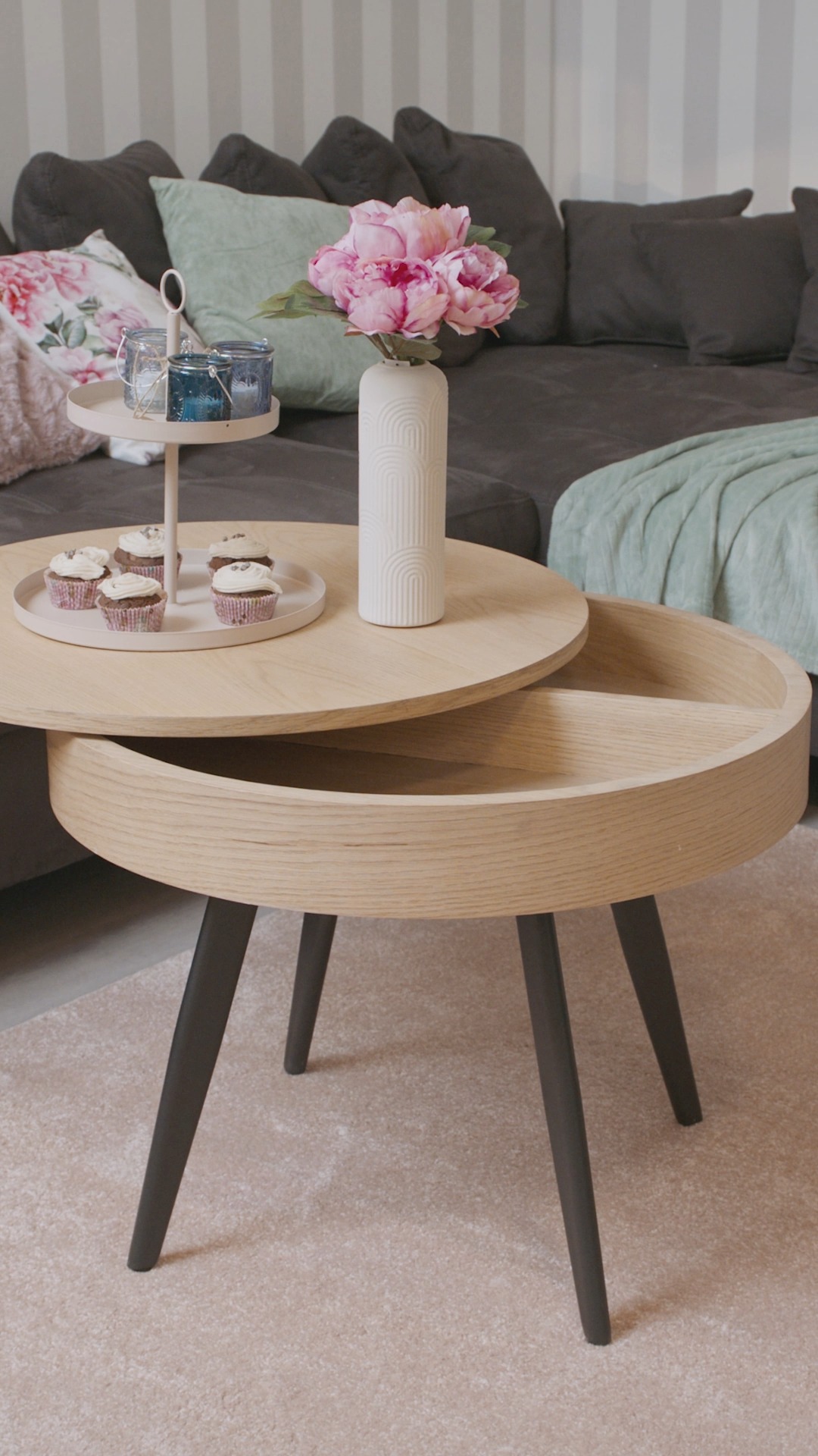 Couchtisch – Funktion trifft auf Design, Setzte ein Highlight in deinem Wohnzimmer mit diesem runden Couchtisch aus Eiche und erlebe seine Vielfalt. Du kannst die Platte nicht nur drehen und so von