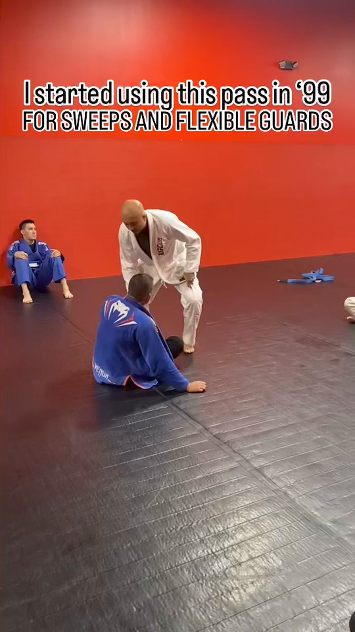 The legend BJ PENN showing one of his patented passes that helped him become the first American BJJ world champion 🔥🔥🔥, Credit to BJ on IG: https://www.instagram.com/bjpenn?igsh=MXJlZHdteTd1NTRocw==