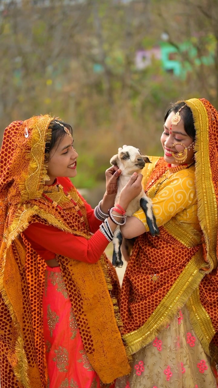 uttarakhand ladies dress attire -Gagra-Choli, Pichora with gold jewellery makes a woman more beautiful 😍 , ., ., #uttarakhand #pahadidress #pahadan #kumaon #gadwal | मेरु पहाड़, मेरी जिंदगी subclass-Formal