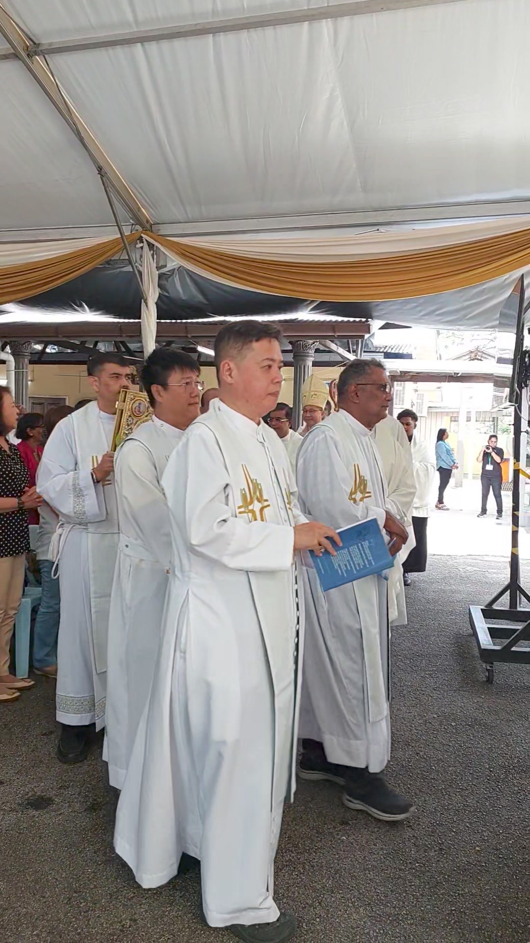 Seminarians, Bro Jonathan Rao, the clergy and archbishop Julian Leow ...