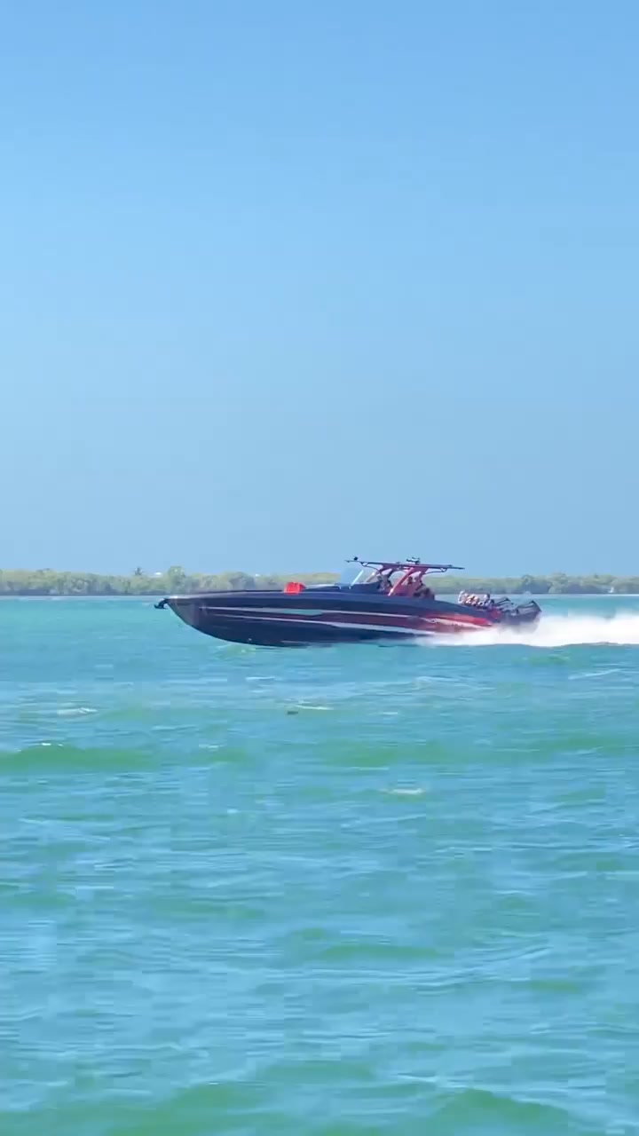 The latest @midnightexpressboats 43' Solstice featuring a unique