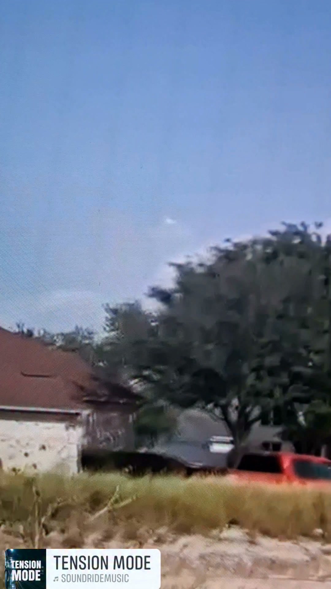 Que es esto? UFO? Primero fue uno hacia la derecha y despues salio
