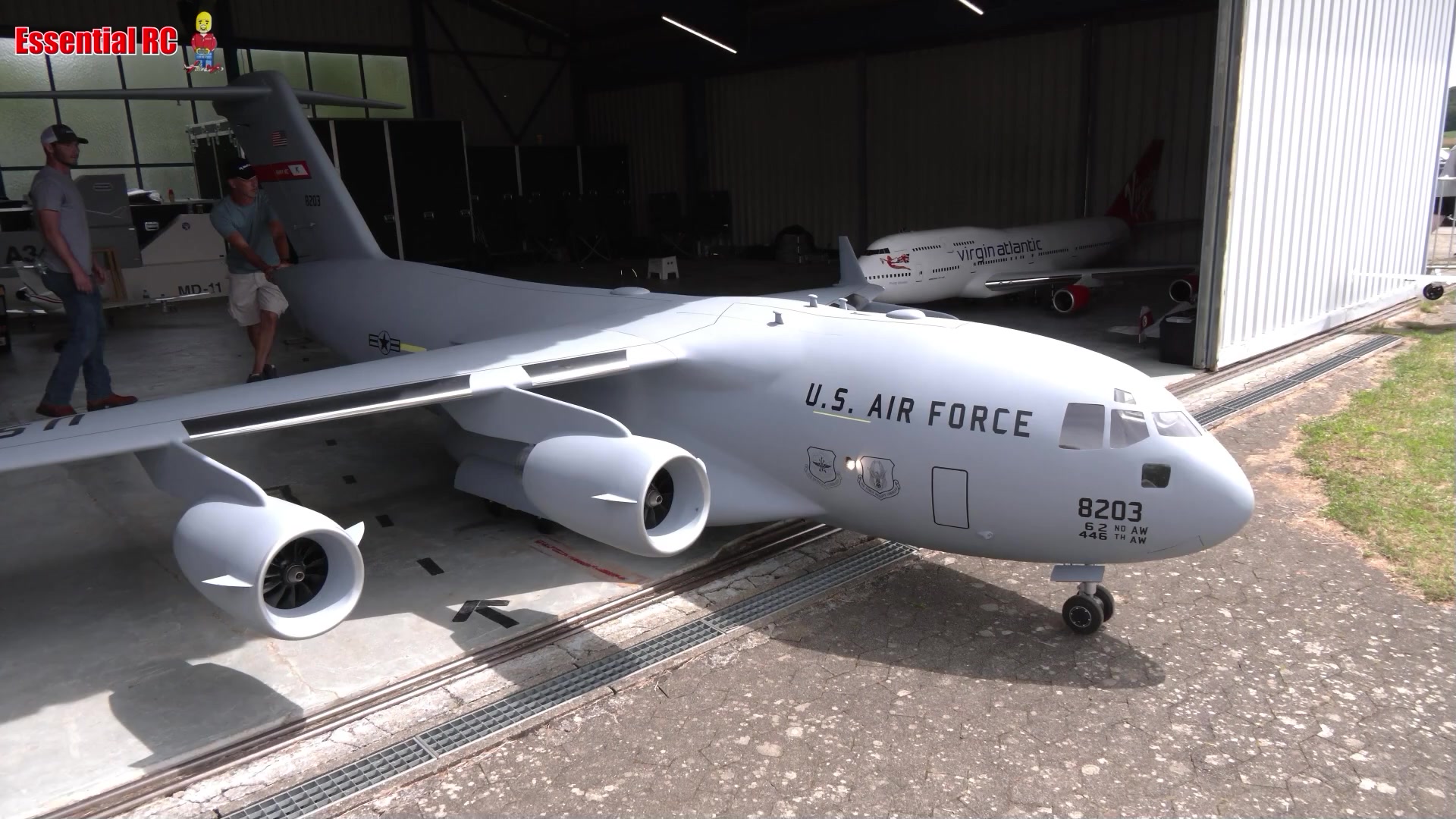 Tyler Perry's 1st flight of Ramy RC's C-17 at Airliner Meeting, Germany ...