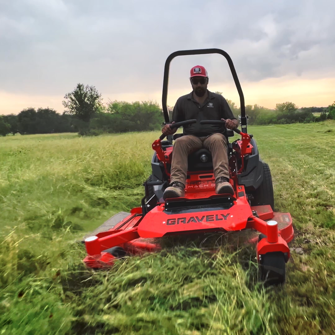セレクト2 Gravely® zero-turns are built to Mow the Distance. Stop in to see