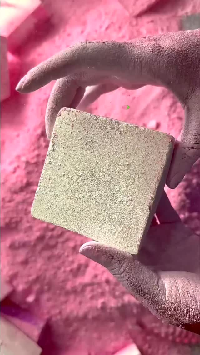 Homemade Powdery Chalk 🤍 Credit : { @unplainjaneasmr } #asmr #gymchalk ...