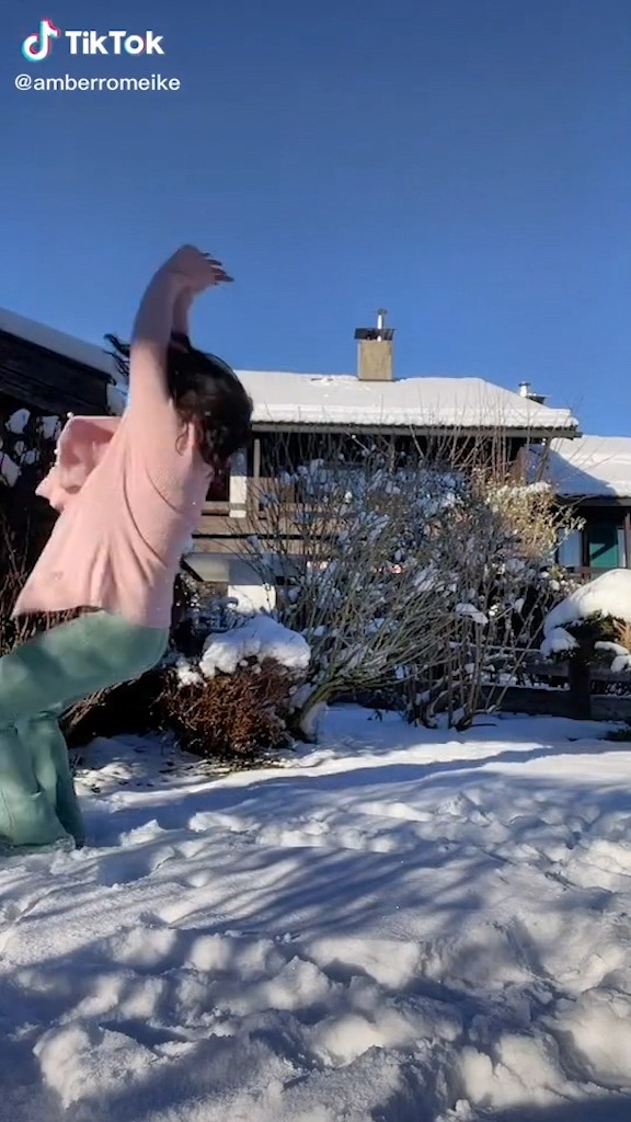 Flexi Dancer amberromeike 🩰 bone How can she do that? 😳 Doesn't