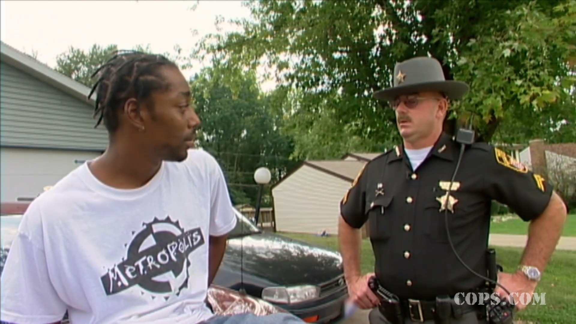 Deputies catch a suspected hit and run suspect climbing out of a window ...
