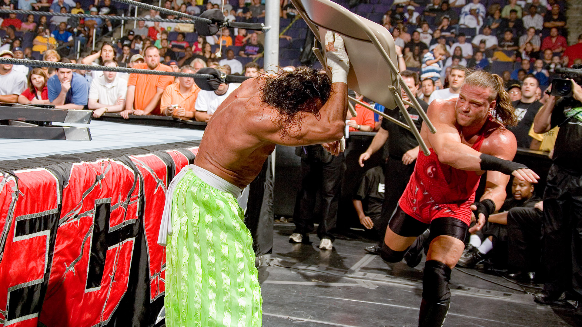 Retour en 2006, Match de l'Échelle entre Rob Van Dam et Sabu, le ...