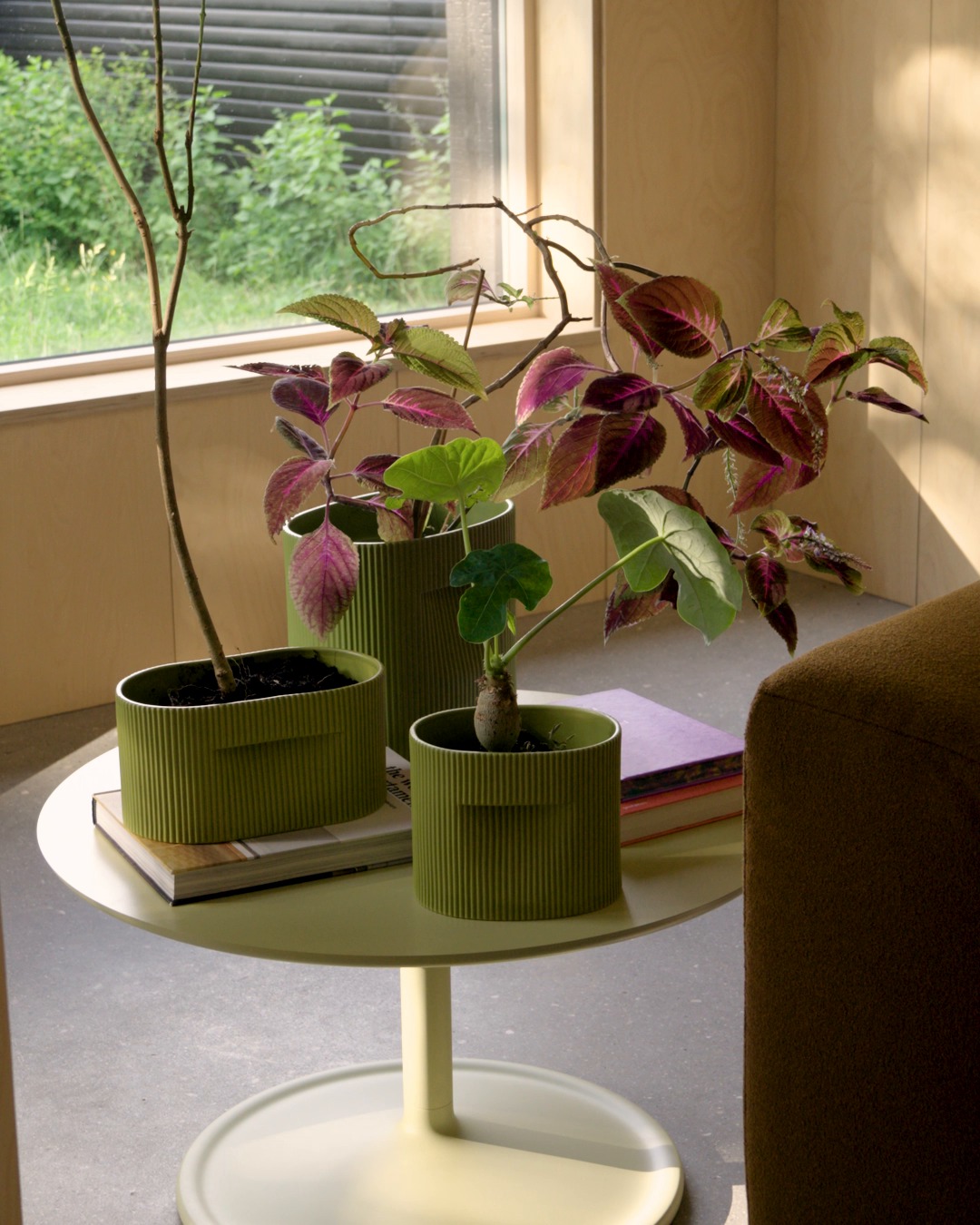 The Ridge Planter brings the sculptural elegance of the Ridge Vase to your greenery. Crafted from high-quality earthenware with a ribbed edge and subtle handles. Choose between three sizes and four