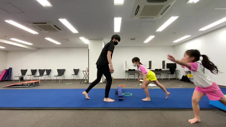 バク転で足が開いちゃう人 足開いてるよ まじで もっかいやるから見てて どうだった 開いてるよ なんでやねん 意識したで 意識してもできない もしかしたらバク転のジャンプに問題ありかも 詳しい解説は次の投稿 チア チアリーディング