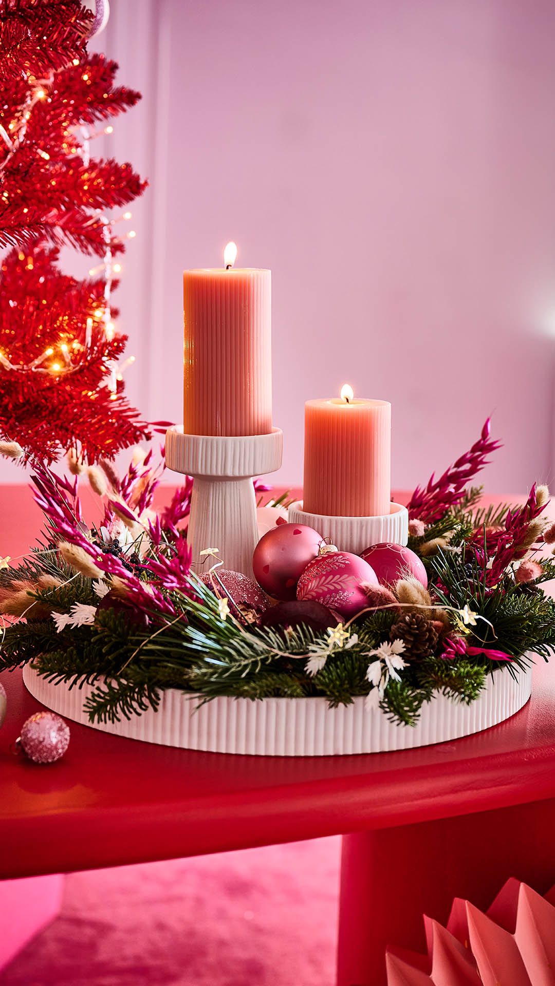 Rosarote Weihnachten lassen Herzen höher schlagen!🌸✨ Dieser Kranz bringt eine frische und verspielte Note in die Weihnachtszeit – und zeigt, dass es auch mal anders geht!, Wie gefällt euch dieser ganz
