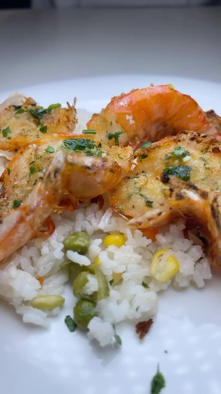 @linna.eats Ditch the utensils! Shell it out — FINGERS only! We’re ...