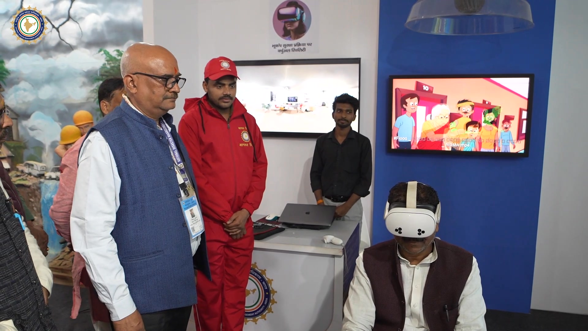 Shri Ganesh Kesarwani, Mayor, Prayagraj visited the exhibition booth of ...