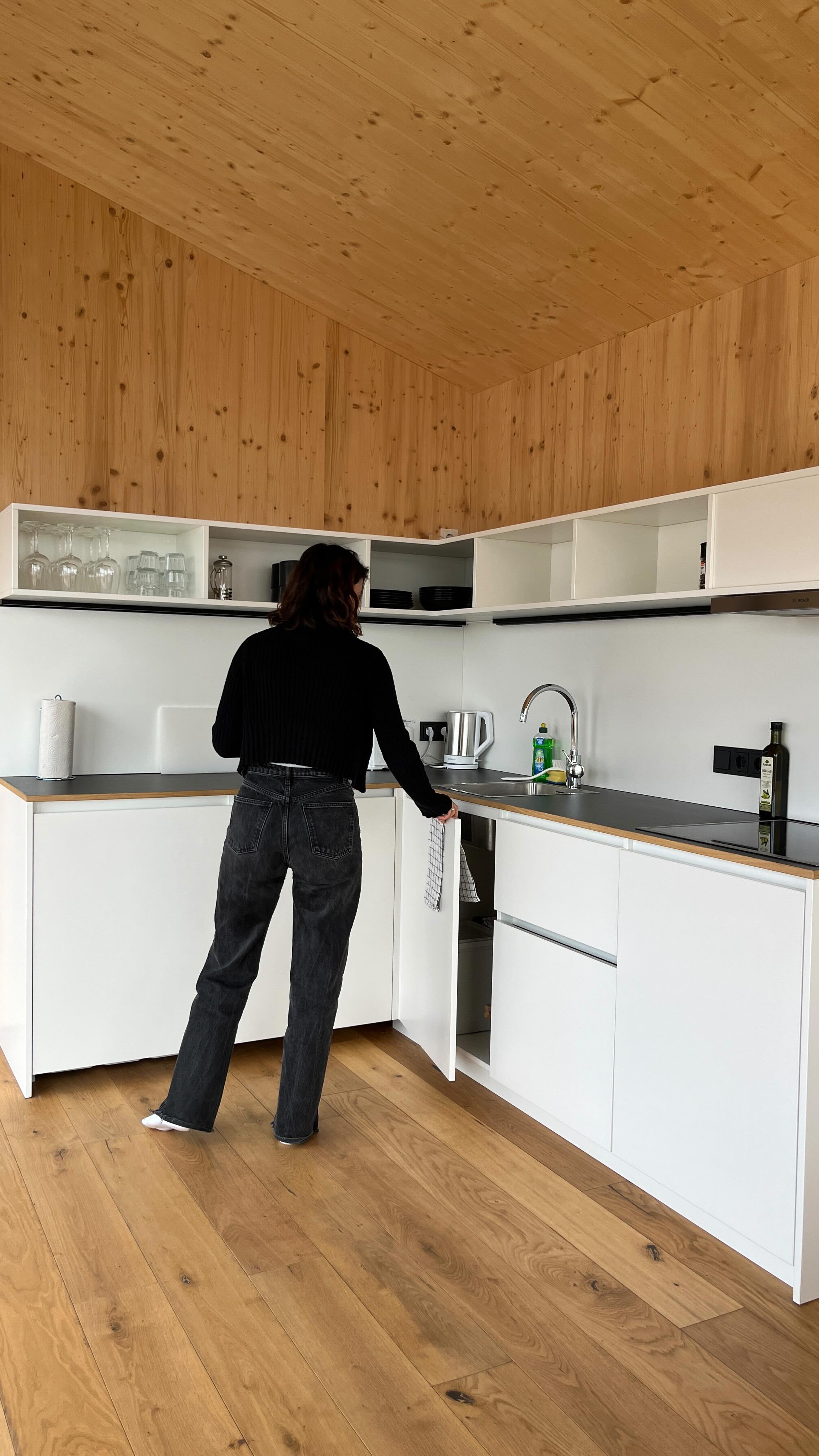 Die Chef’s Corner Küche in der Cabin Suite und Bay ist der Traum für alle, die gerne kochen und viel Platz brauchen! Mit ihrer großzügigen Eckform (184 x 244 cm) und den 6 Ober- und Unterschränken