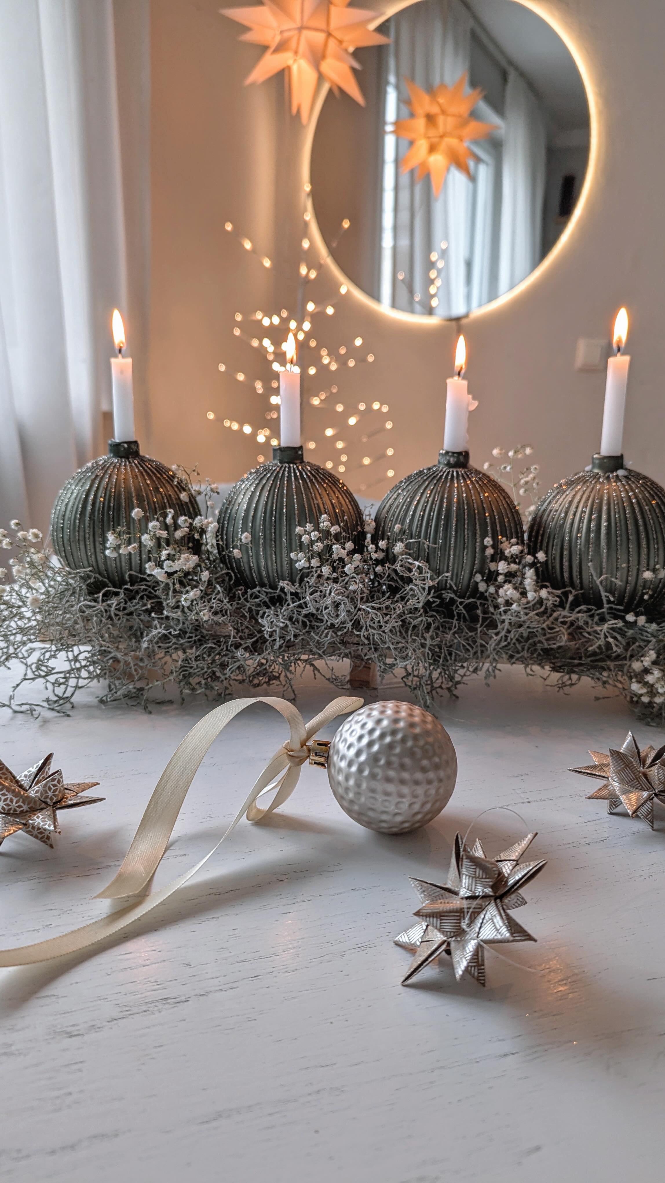 Die liebe @herzensstimme teilt heute diesen wundervollen DIY-Adventskranz mit uns.🤍 Auf ein Brett klebt sie unsere funkelnden Baumkugeln, füllt die Lücken mit Trockenblumen und schon ist er