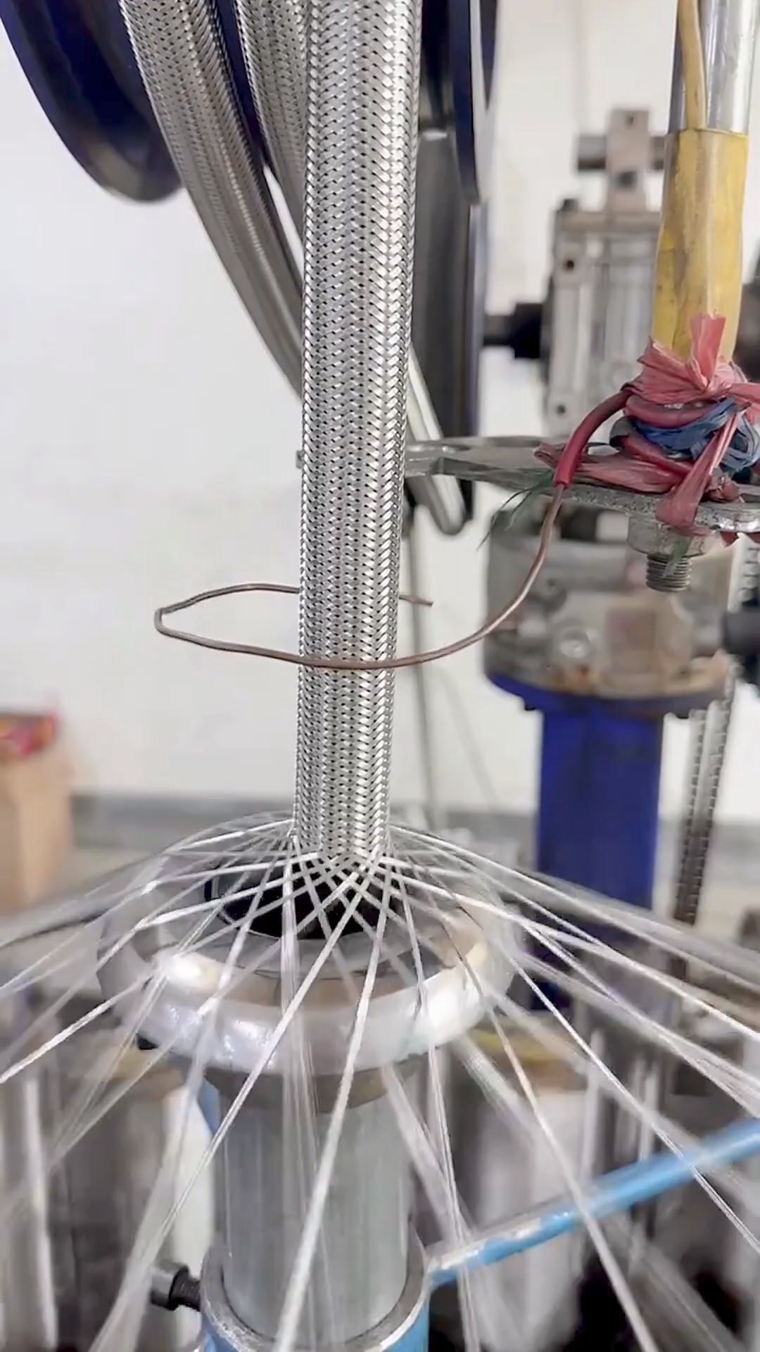 04040. Wrapping the cable insulation ribbon- Good tools and machinery ...